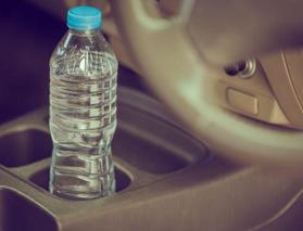 Arabada su şişesi bırakılır mı? Neden arabada plastik su şişesi bırakmamalısınız