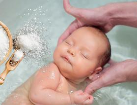 Bebekleri tuzla yıkamak zararlı mı? Yeni doğan bebek tuzlama adeti nereden geliyor?