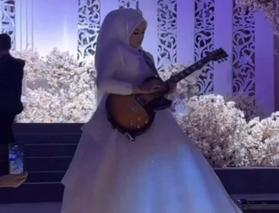 Düğününde eline elektro gitarı aldı: Sahne performansıyla davetlileri şaşırttı