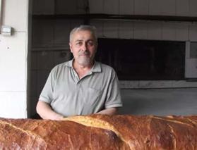 Sivas'ta bir fırıncı 8 saatte devasa ekmek üretti!