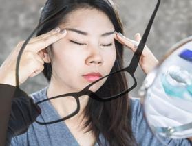 Gözlük kullananlara müjdeli haber! Göz yogası gerçekten işe yarıyor mu?