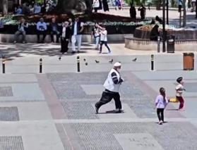 Torunuyla yakalamaca oynayan dede görenleri gülümsetti