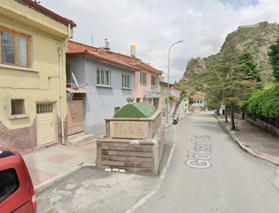 Afyonkarahisar’da 63 yıldır yolun ortasında duruyor! Ne kaldırtabildiler ne de dokunabildiler