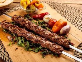 Fırında şov: Tepside Adana kebap tarifi ile lezzet patlaması
