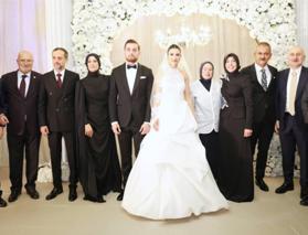 Siyaset dünyası bu düğünde buluştu: Zeynep Özer ve Batuhan Ersoy evlendi