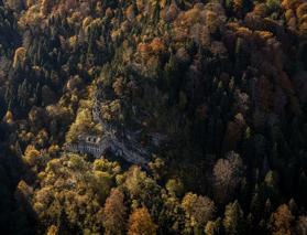 Tarihi doku doğanın görkemiyle buluştu: Sümela ve Vazelon manastırları güz renkleriyle buluştu