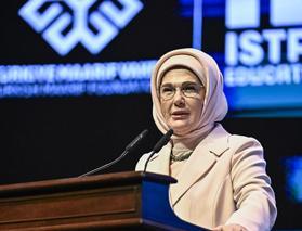 Emine Erdoğan 5. İstanbul Eğitim Zirvesi&rsquo;nde konuştu! 'En g&uuml;zel d&uuml;nya kalemle kurulur'