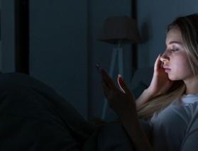 Karanlıktaki sinsi d&uuml;şman 'telefon': 2050'de d&uuml;nyanın yarısı g&ouml;zl&uuml;k takacak!