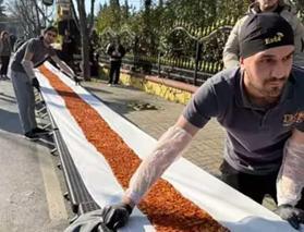 Rekor T&uuml;rkiye'den! D&uuml;nyanın en uzun lahmacunu g&ouml;renleri hayrete d&uuml;ş&uuml;rd&uuml;