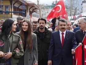 Kuruluş Orhan oyuncuları Bursa'nın fethinin 700. yılı y&uuml;r&uuml;y&uuml;ş&uuml;nde!