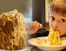 Uzmanlar uyarıyor: &Ccedil;ocuklarda Noodle hipertansiyona yol a&ccedil;ıyor!