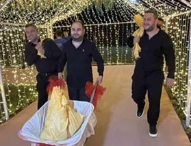 Tokat'ta sıra dışı d&uuml;ğ&uuml;n! Takı merasimine el arabasıyla geldiler