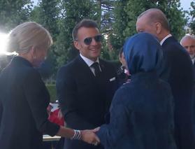 Emine Erdoğan Macron'un elini &ouml;pmesine izin vermedi
