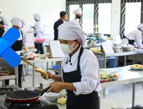 Şeflerin mavi yara bandı kullanmasının nedeni ortaya &ccedil;ıktı! İşte o katı gıda kuralı