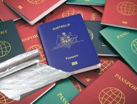 Pasaportu al&uuml;minyum folyoya sarıyorlar! Nedeni şaşkına &ccedil;evirdi