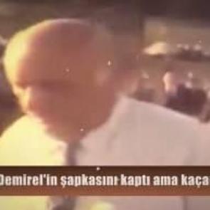 S&uuml;leyman Demirel ile bir vatandaş arasındaki şapka m&uuml;cadelesi kameralara yansıdı