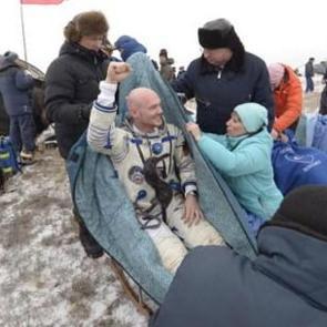 165 g&uuml;n sonra D&uuml;nyaya d&ouml;nd&uuml;ler