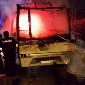 Servis aracı kundaklandı