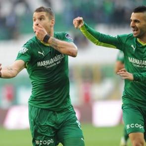 Timsah evinde yıkılmıyor