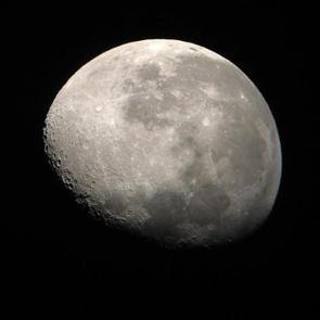 Ay'ın ekseni değişti!