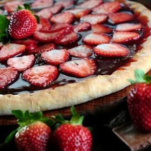 Bitter çikolatalı, çilekli pizza tarifi