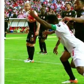 Eto'o itiraf etti! 'Elle attım ama s&ouml;ylemedim'