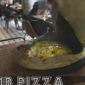 B&ouml;yle bir pizza yapımı g&ouml;rmediniz