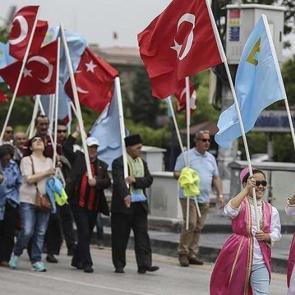 72 yıl &ouml;nce s&uuml;rg&uuml;n edilen Kırım Tatarları anıldı