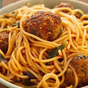 Domates soslu köfteli makarna tarifi