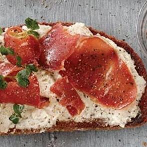 Pastırmalı kuru fasulyeli dilim ekmek tarifi