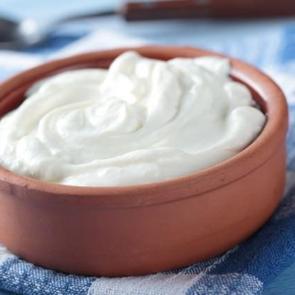 Bir kaşık yoğurdu yüzünüze sürerseniz...