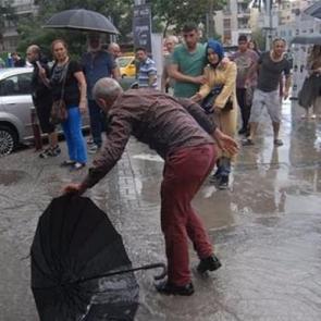 İzmir'de sağanak yağış hayatı fel&ccedil; etti