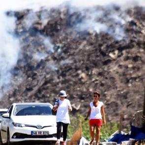CHP'li belediye &ccedil;aresiz &Ccedil;&ouml;p yangını s&ouml;nd&uuml;r&uuml;lemiyor