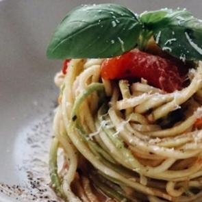 Domates soslu kabak spagetti tarifi