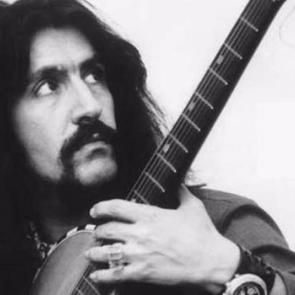 Dillerden d&uuml;şmeyen şarkısı mahkemelik oldu