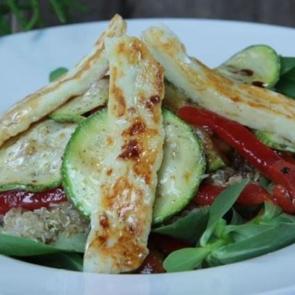 Kinoalı Hellimli Salatası Tarifi