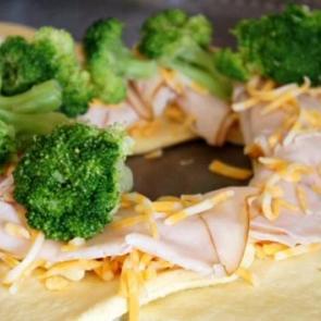 Brokolili tavuklu milföy sarma