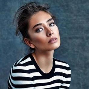 Neslihan Atag&uuml;l babasını unutmadı!