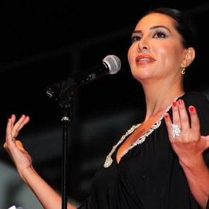 Ebru Yaşar'ın bayrak paylaşımı sosyal medyayı salladı