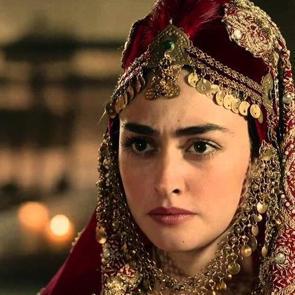 Esra Bilgi&ccedil; kimdir? Aslen nereli ve ka&ccedil; yaşındadır?