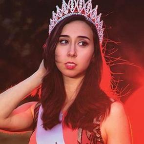 Ecem Uzg&ouml;r kimdir? Aslen nereli ve ka&ccedil; yaşındadır?