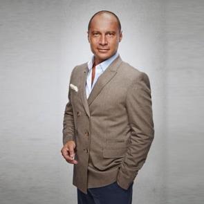 K&uuml;rşat Alnıa&ccedil;ık kimdir? Aslen nereli ve yaşı ka&ccedil;tır?