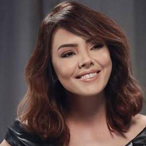 Ebru G&uuml;ndeş kimdir? Ger&ccedil;ek yaşı ka&ccedil;tır ve aslen nerelidir?