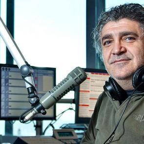 &Uuml;nl&uuml; radyocu sırtından bı&ccedil;aklandı! Hastaneye kaldırıldı...