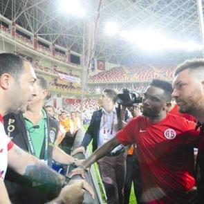 Eto'o s&ouml;z verdi! "Sana 100 bin Euro vereceğim"
