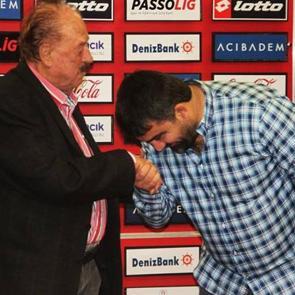 &Uuml;mit &Ouml;zat, Cavcav'ın elini &ouml;pt&uuml; g&ouml;reve başladı!