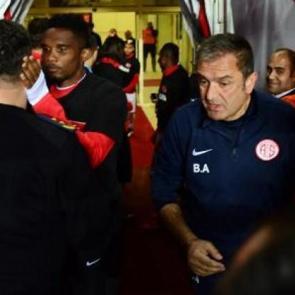 Eto'o &Ccedil;evik Kuvvet M&uuml;d&uuml;r&uuml;'ne sarılıp dua etti