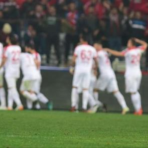 Fenerbah&ccedil;e Antalya'da ağır yaralı!