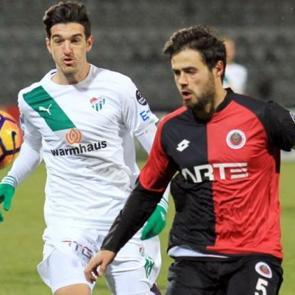 Gen&ccedil;ler, Timsah karşısında g&uuml;rledi!