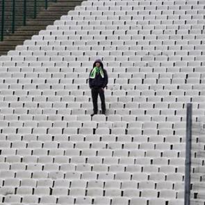 76 bin kişilik statta tek başına!